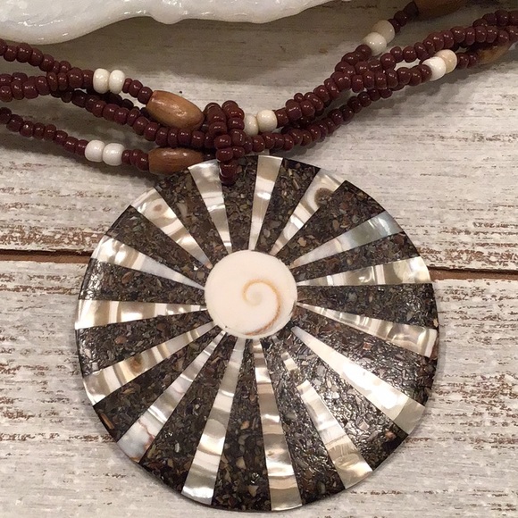 🌾[2/$28.00] 🌾 Shell Necklace - Picture 2 of 4